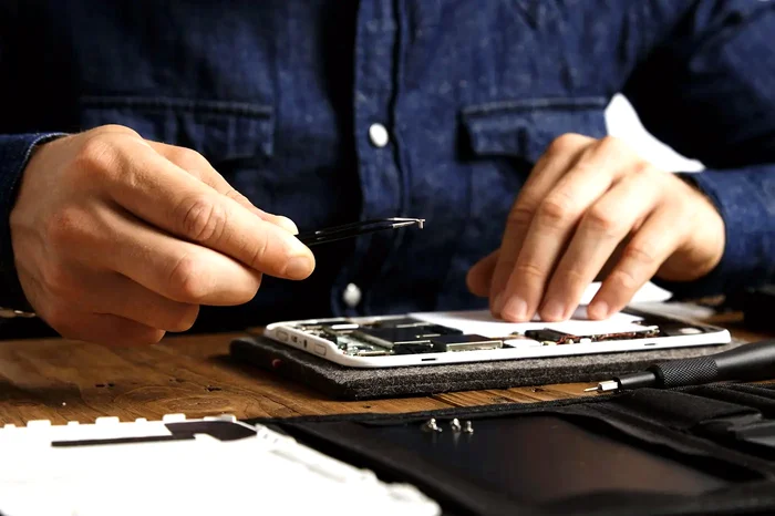 Técnico manipulando un componente electrónico con precisión