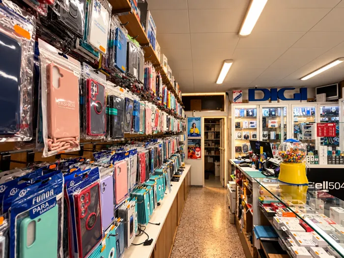 Interior de la tienda con fundas, accesorios y mostrador